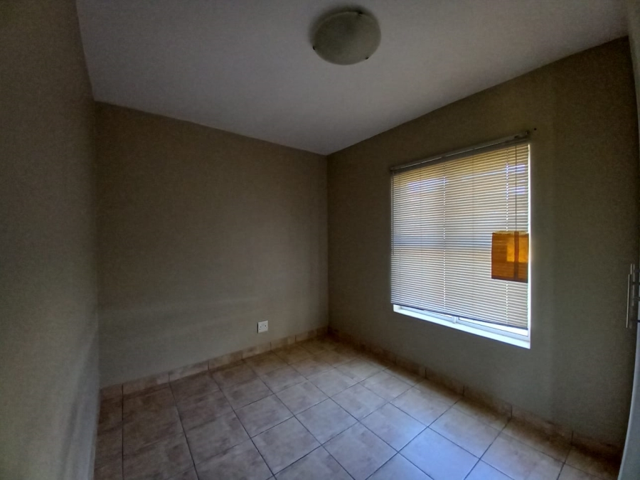 To Let 2 Bedroom Property for Rent in Uitzicht Western Cape